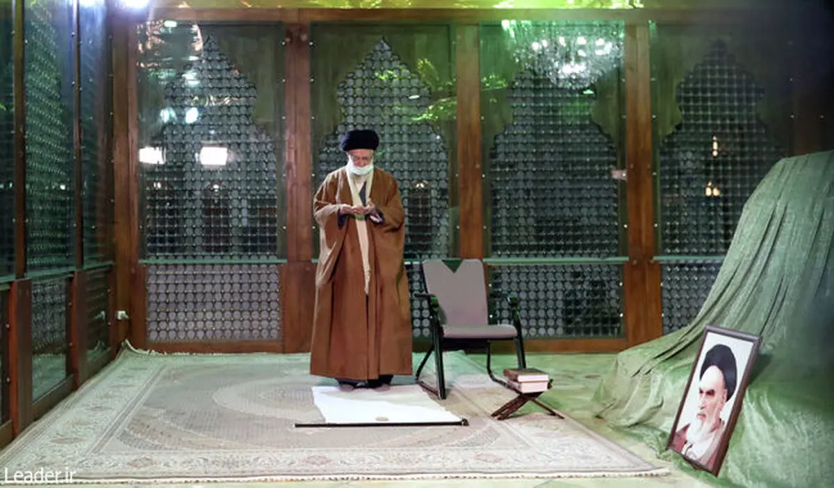 رهبر انقلاب اسلامی در مرقد امام خمینی(ره) و گلزار شهدا حضور یافتند

