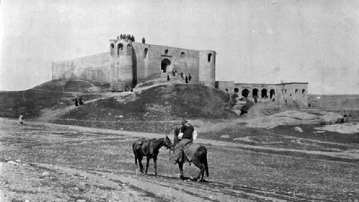 خاطرات ناصرالدین‌شاه: آثار خرابه‌های قصرشیرین پیدا شد، مثل قلعه بزرگ پیدا بود