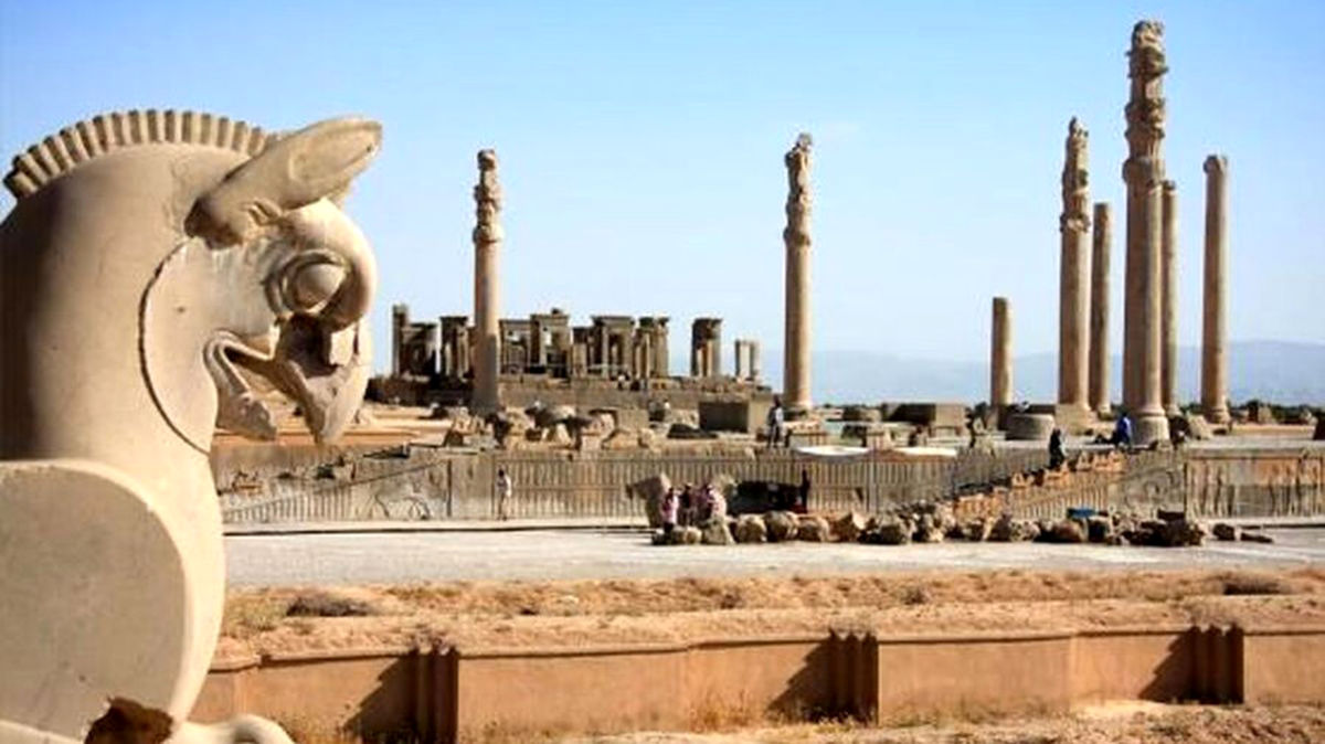 واکنش مسئول یگان حفاظت مجموعه تخت جمشید به ماجرای تبلیغ لباس در این مجموعه تاریخی/ ویدئو