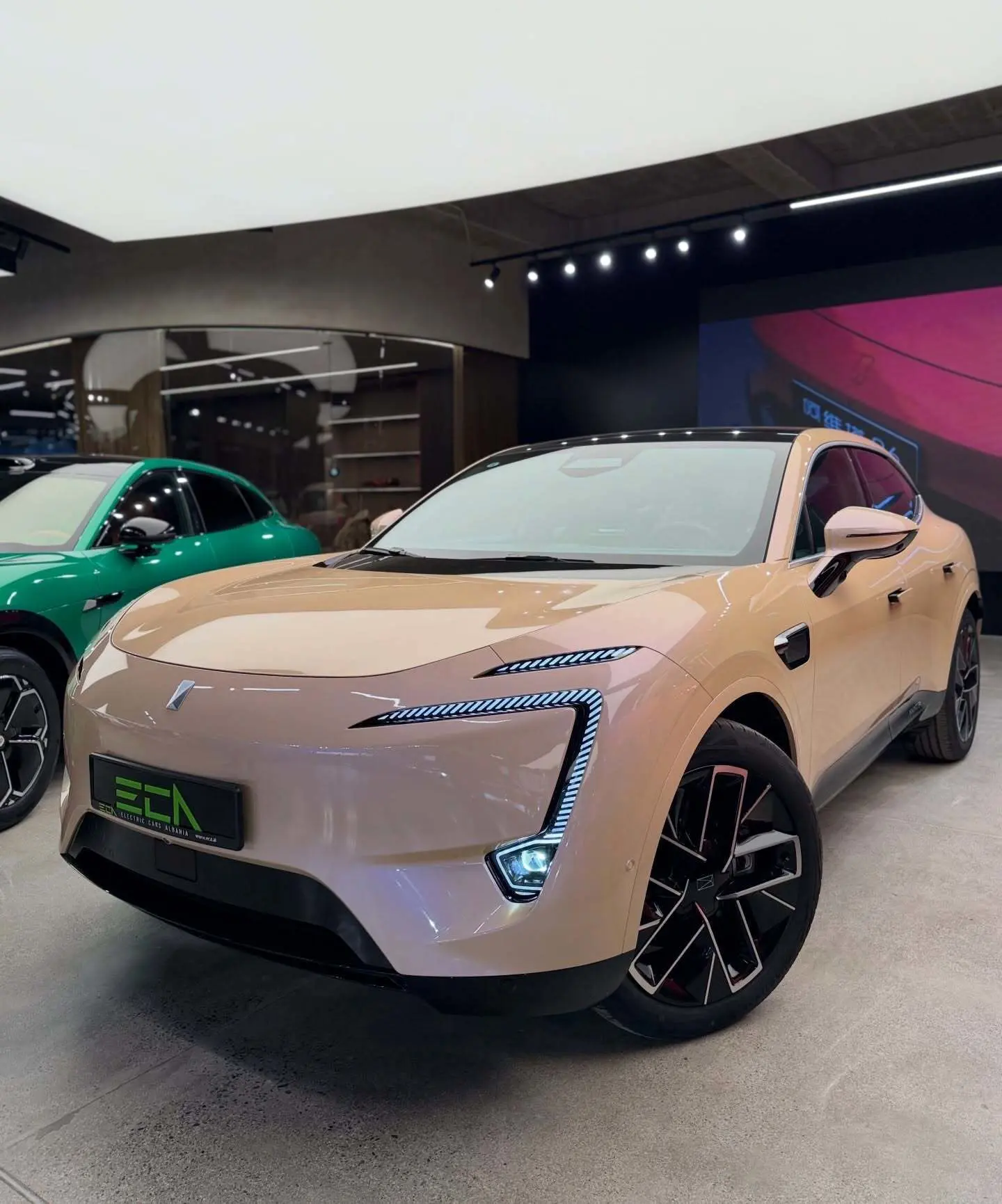 نمای ظاهری خودروی شاسی‌بلند الکتریکی آواتار ۱۱ الترا (AVATR 11 Ultra) به رنگ مشکی با رینگ‌های ۲۱ اینچی و باله عقب فعال.