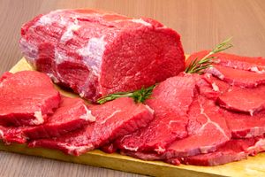 قیمت هر کیلو شقه گوسفندی ۱۱۵ هزار تومان / رئیس اتحادیه: بازار گوشت در ایام محرم نوسانی ندارد