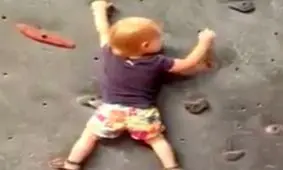 فیلم/ پسر یک و نیم ساله که از دیوار راست بالا می رود!