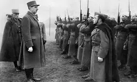 ژنرال دوگل با مسلسل گلوله باران شد / عکس