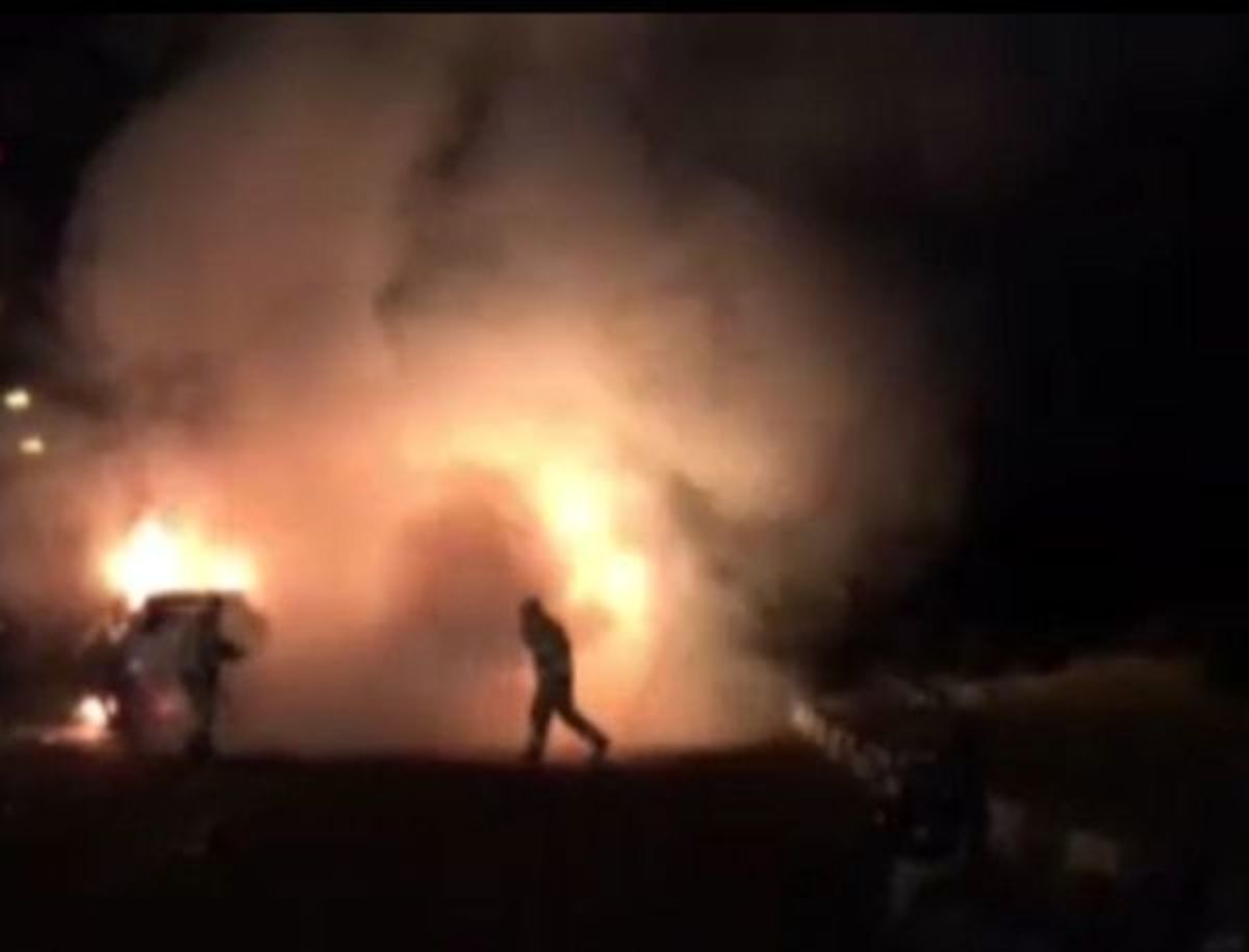 فیلم آتش سوزی شدید دو خودرو در جاده کرج تهران