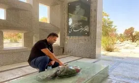 حضور حسن رحیمی بر سر مزار تختی / عکس