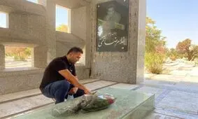 حضور حسن رحیمی بر سر مزار تختی / عکس