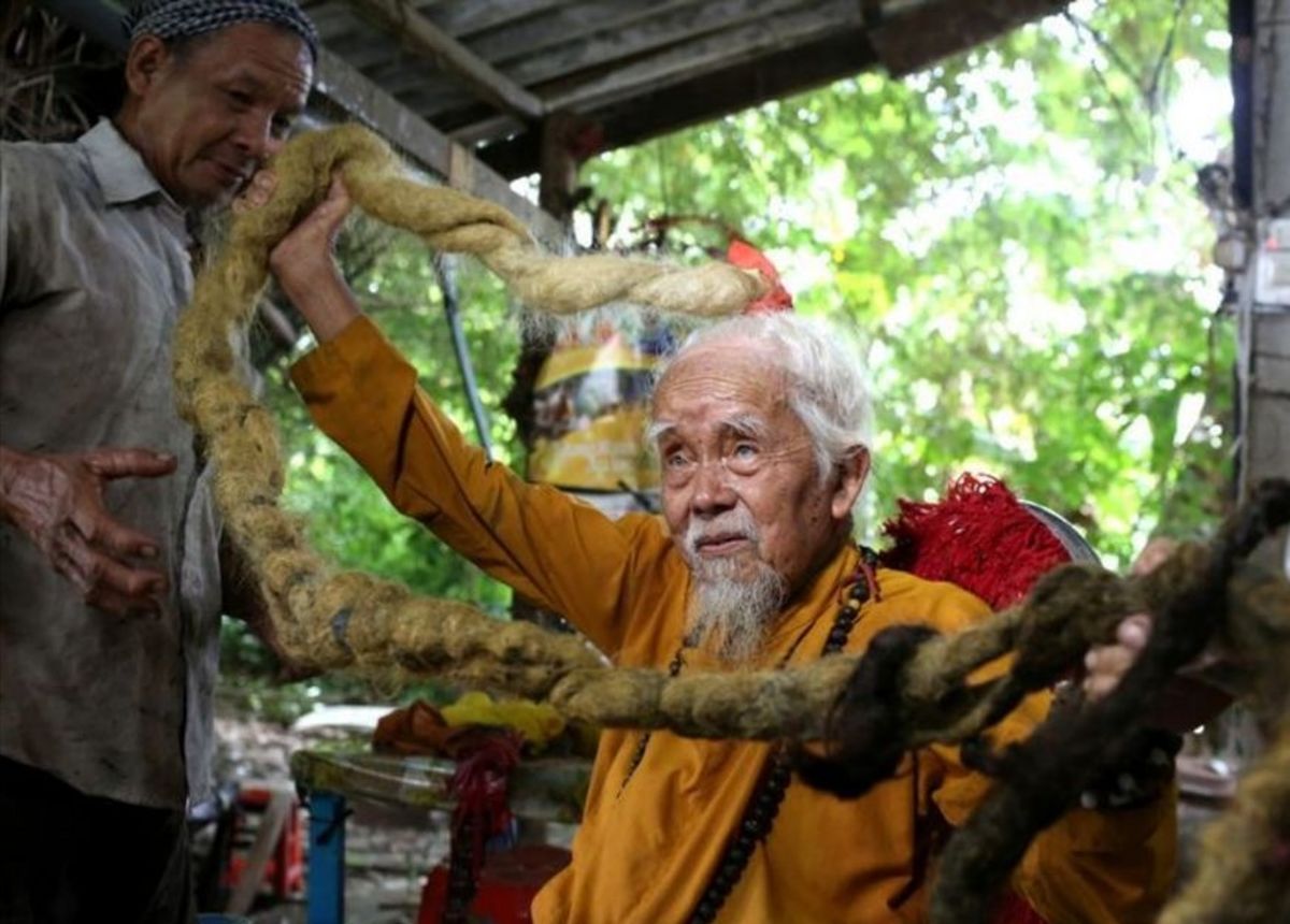 پیرمرد ۹۲ ساله با موهای ۵ متری! / تصاویر