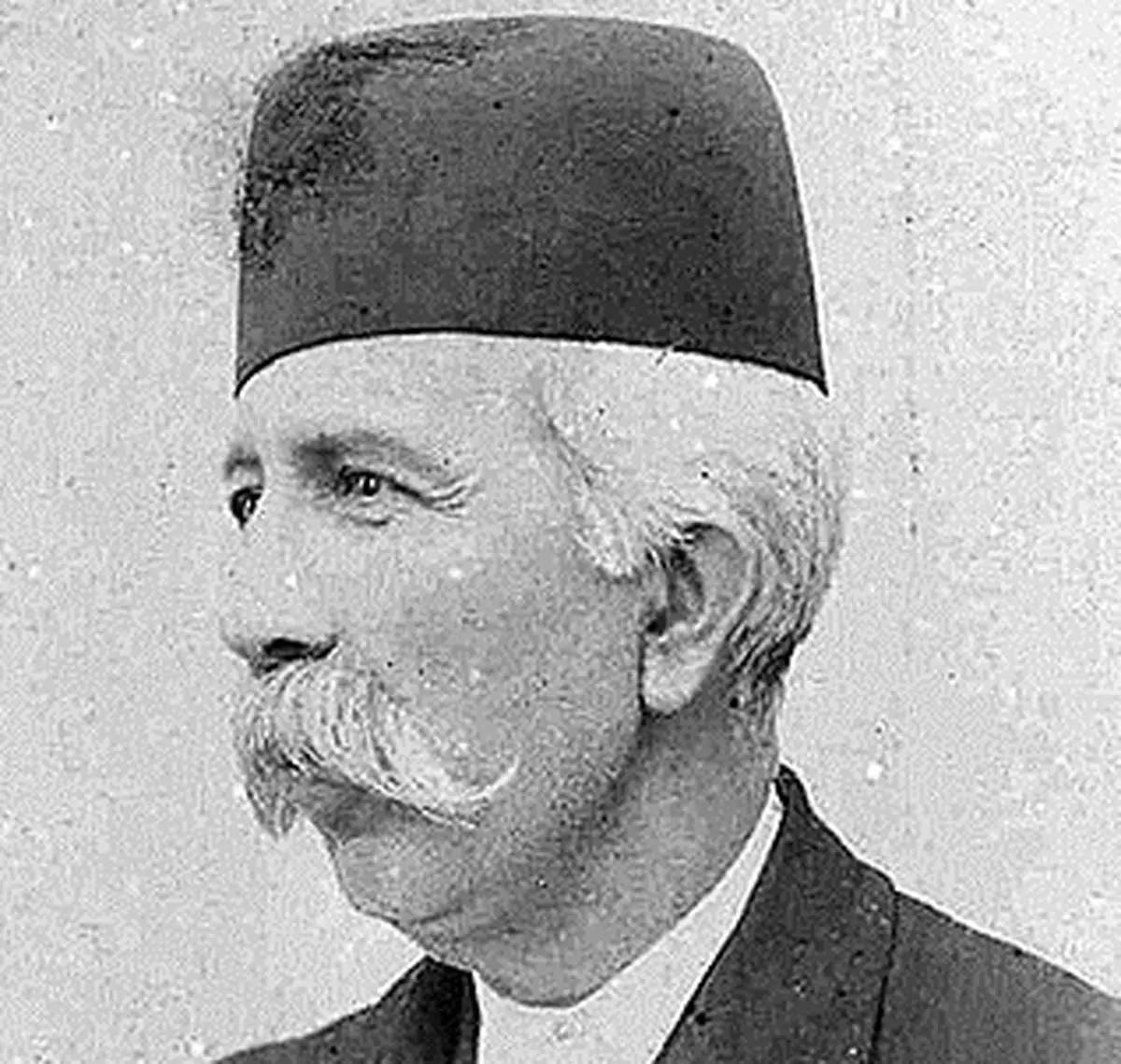 «نه به کسی آجیلی داده‌ام و نه از کسی آجیلی گرفته‌ام»