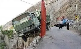 وقتی کامیونت حامل 70 سیلندر گاز بین زمین و آسمان گیر می‌کند+عکس