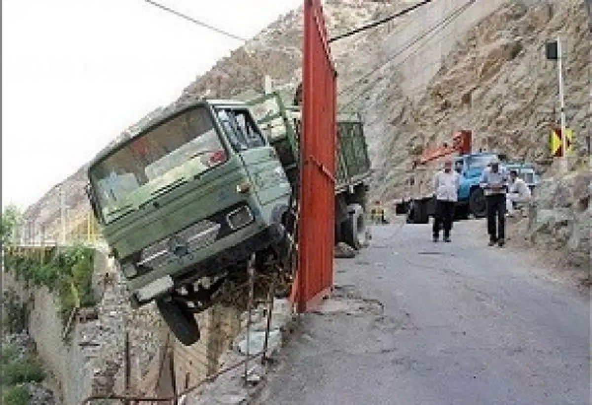 وقتی کامیونت حامل 70 سیلندر گاز بین زمین و آسمان گیر می‌کند+عکس