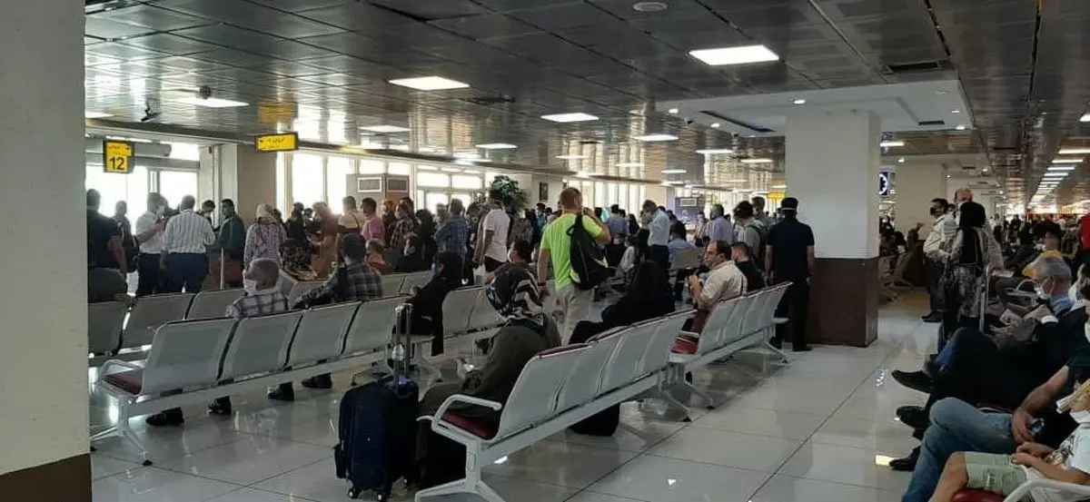 تصویری عجیب از تجمع مردم در فرودگاه برای سفر به کیش/ عکس