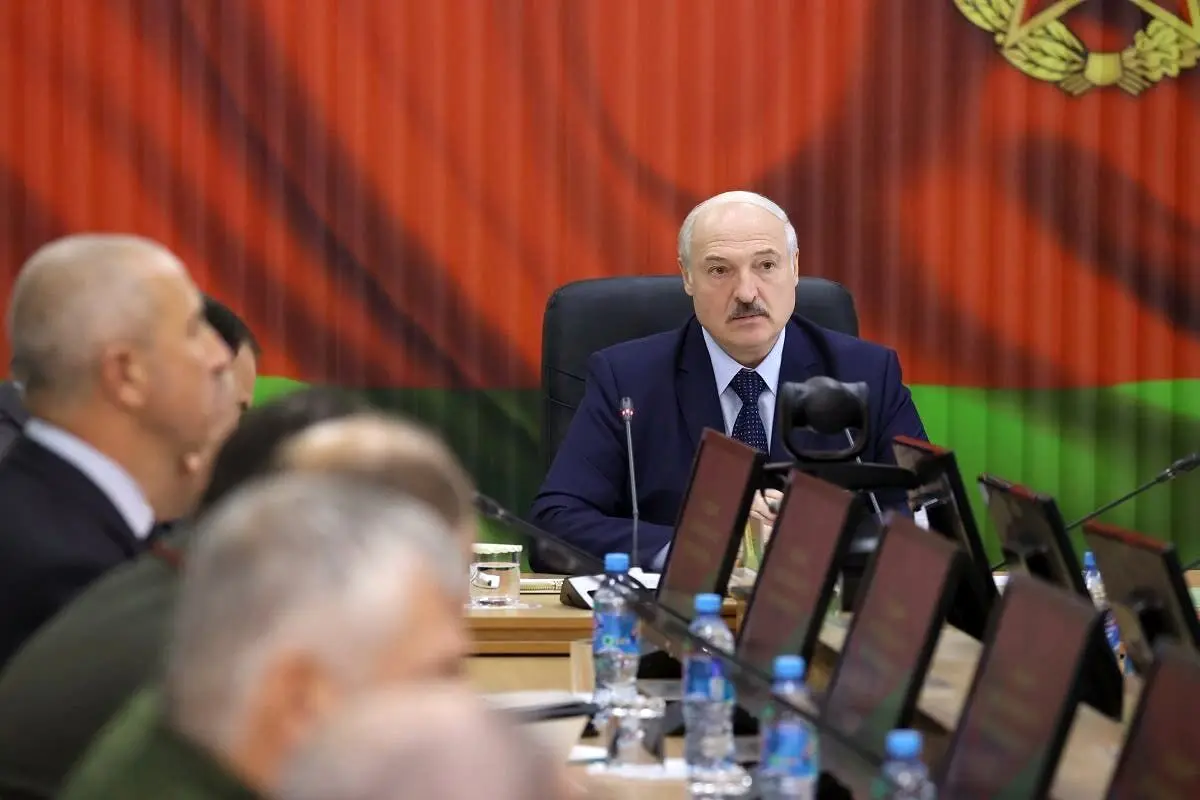 موافقت اتحادیه اروپا با تحریم ۲۰ مقام ارشد بلاروس / بورل: فعلا اطلاعاتی در مورد تحریم لوکاشکنو منتشر نمی شود