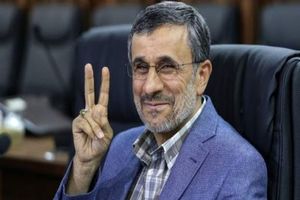 حاشیه‌های حضور احمدی‌نژاد در مراسم عزاداری شب تاسوعای حسینی/ فیلم