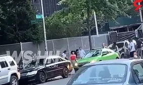 اقدام وحشیانه یک زن با چند پسر در خیابان/ فیلم