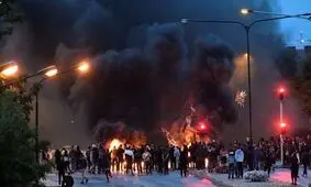 آتش زدن قرآن کریم در سوئد از سوی یک گروه افراطی / تظاهرات اعتراض آمیز ۳۰۰ معترض