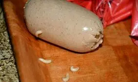 واقعیت ماجرای سوسیس‌های کِرم زده چیست؟