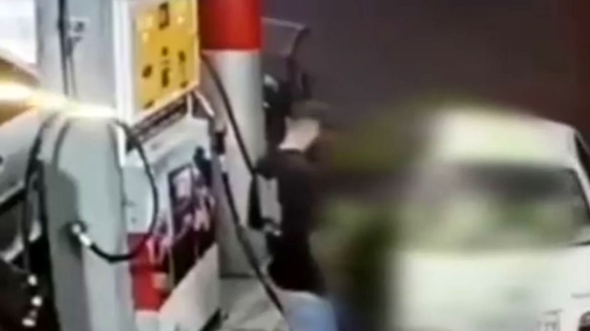 چاقوکشی در پمپ بنزین / ضارب با خونسردی محل حادثه را ترک کرد / ویدئو
