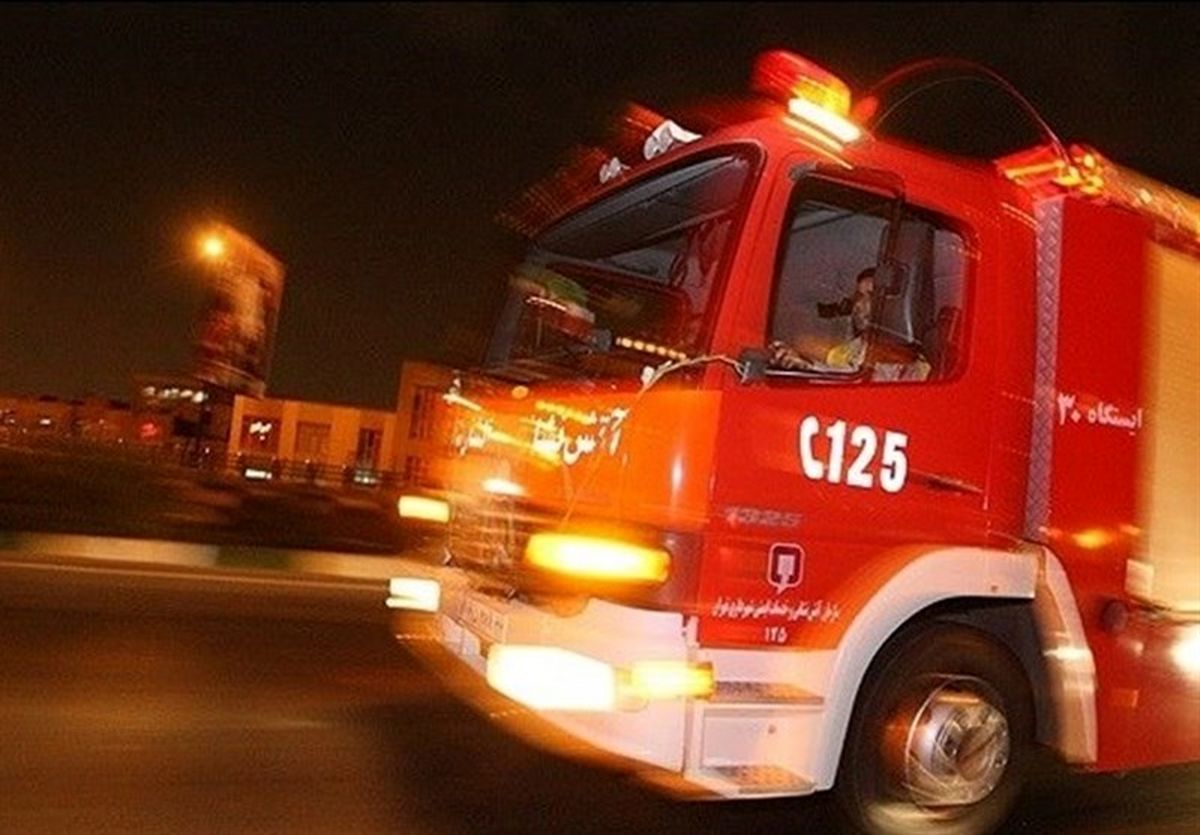 انفجار و آتش‌سوزی شدید در ساختمان ۴ طبقه در خیابان فخر رازی تهران / عکس