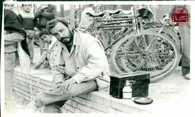 عکسی کمتر دیده شده از اکبر عبدی و علی حاتمی پشت‌صحنه «مادر»