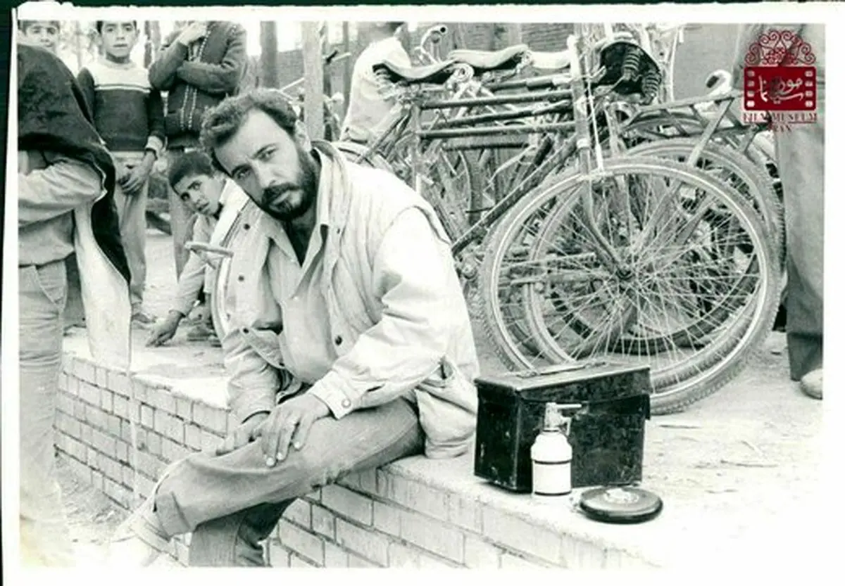 عکسی کمتر دیده شده از اکبر عبدی و علی حاتمی پشت‌صحنه «مادر»