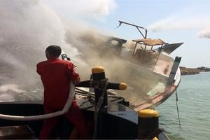 آتش سوزی لنج گناوه‌ای پس از ۱۶ ساعت بدون تلفات جانی مهار شد