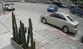 لحظه ورود خودروی بدون راننده به وسط اتوبان/ ویدئو