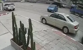 لحظه ورود خودروی بدون راننده به وسط اتوبان/ ویدئو