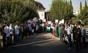 تجمع دانشجویان در مقابل ساختمان سفارت امارات