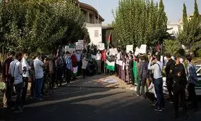 تجمع دانشجویان در مقابل ساختمان سفارت امارات
