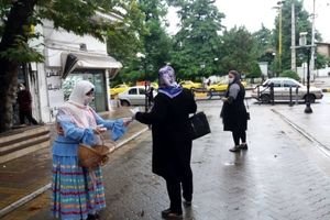 توزیع ماسک با لباس های محلی توسط هنرمندان صنایع دستی لاهیجان