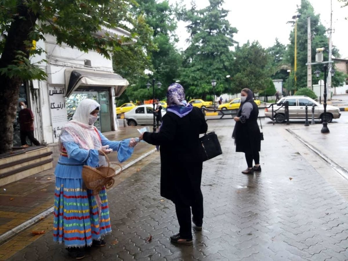 توزیع ماسک با لباس های محلی توسط هنرمندان صنایع دستی لاهیجان