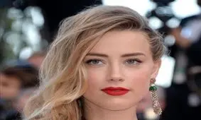 اعتراض‌ها به‌‌ روسری پوشیدن امبر هرد در مسجد استانبول+ پاسخ او