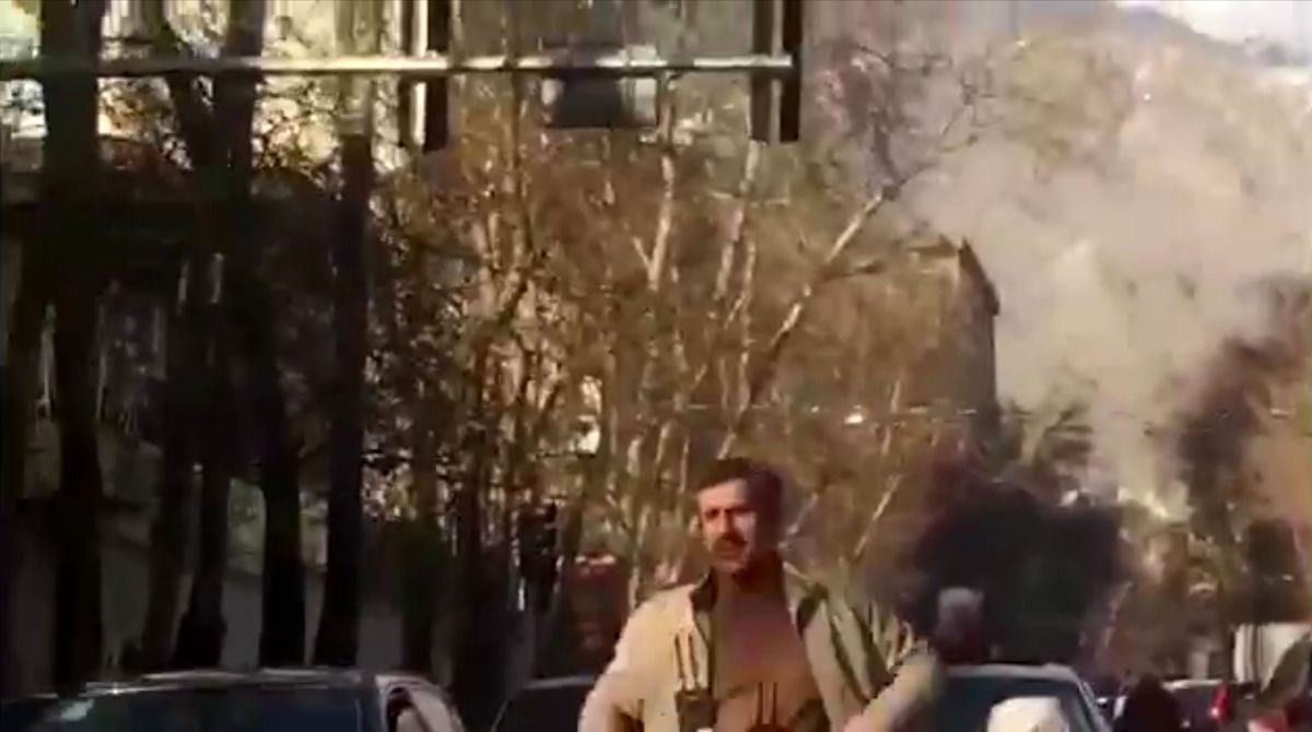 رقص بدل احمدی نژاد در خیابان، با آهنگ ساسی مانکن!! / ویدئو