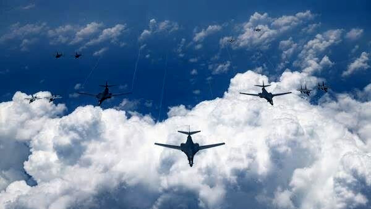 پرواز هم‌زمان ۴ بمب‌افکن آمریکایی در نزدیکی شبه‌جزیره کره