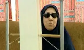 فیلم/ بانوی نابینایی که قالیبافی می کند و موسیقی کودک می داند
