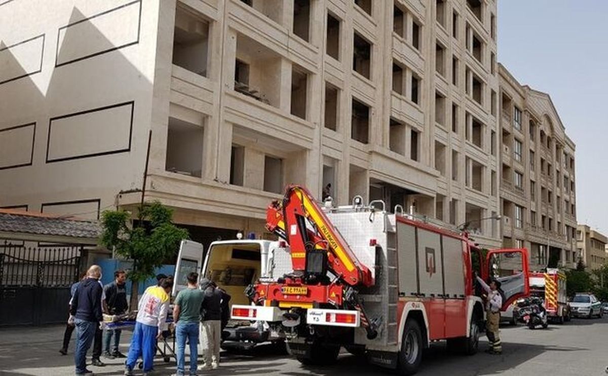 آتش‌سوزی در برج مسکونی ٢٣ طبقه در شیخ بهایی