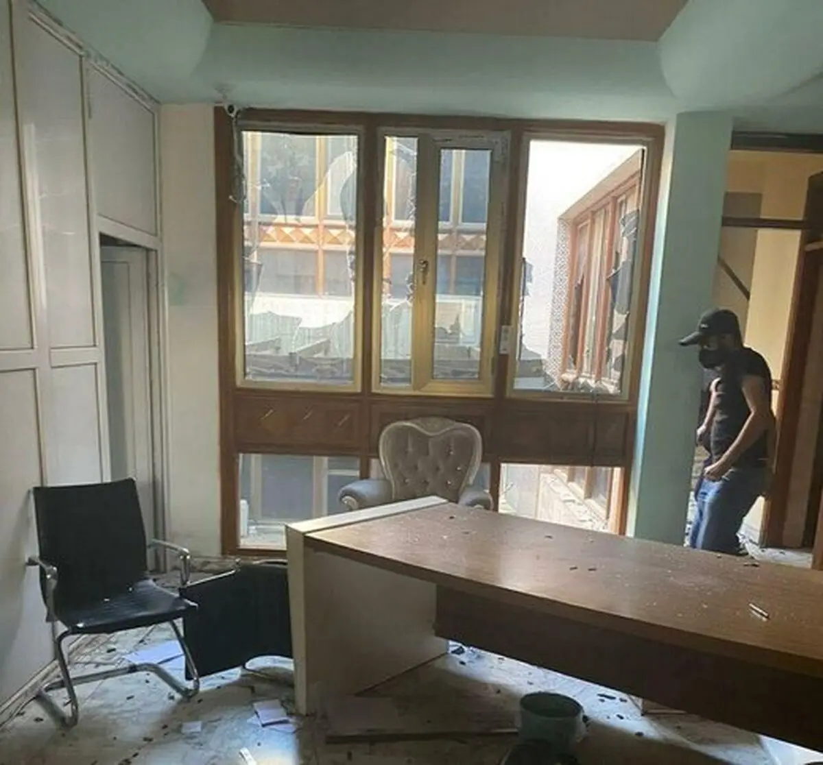عراقی‌ها به دلیل پخش رقص و آواز در شب عاشورا، دفتر شبکه دجله را آتش زدند/عکس