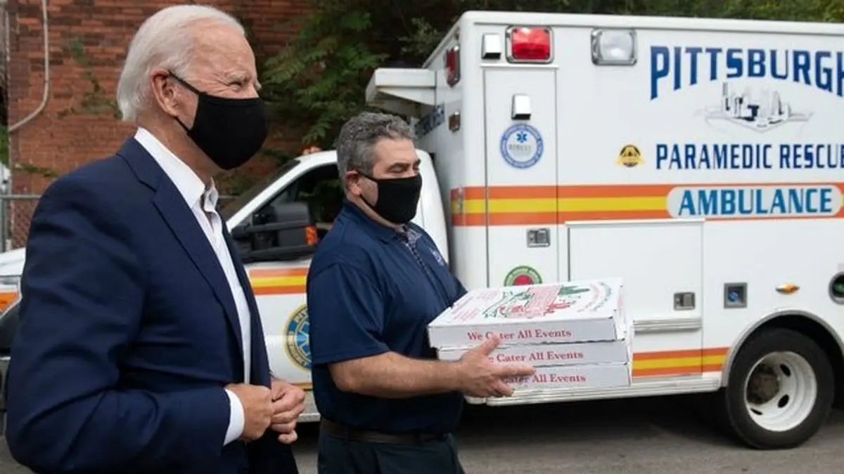 بایدن برای نیروهای امدادی در پیتسبرگ پیتزا خرید