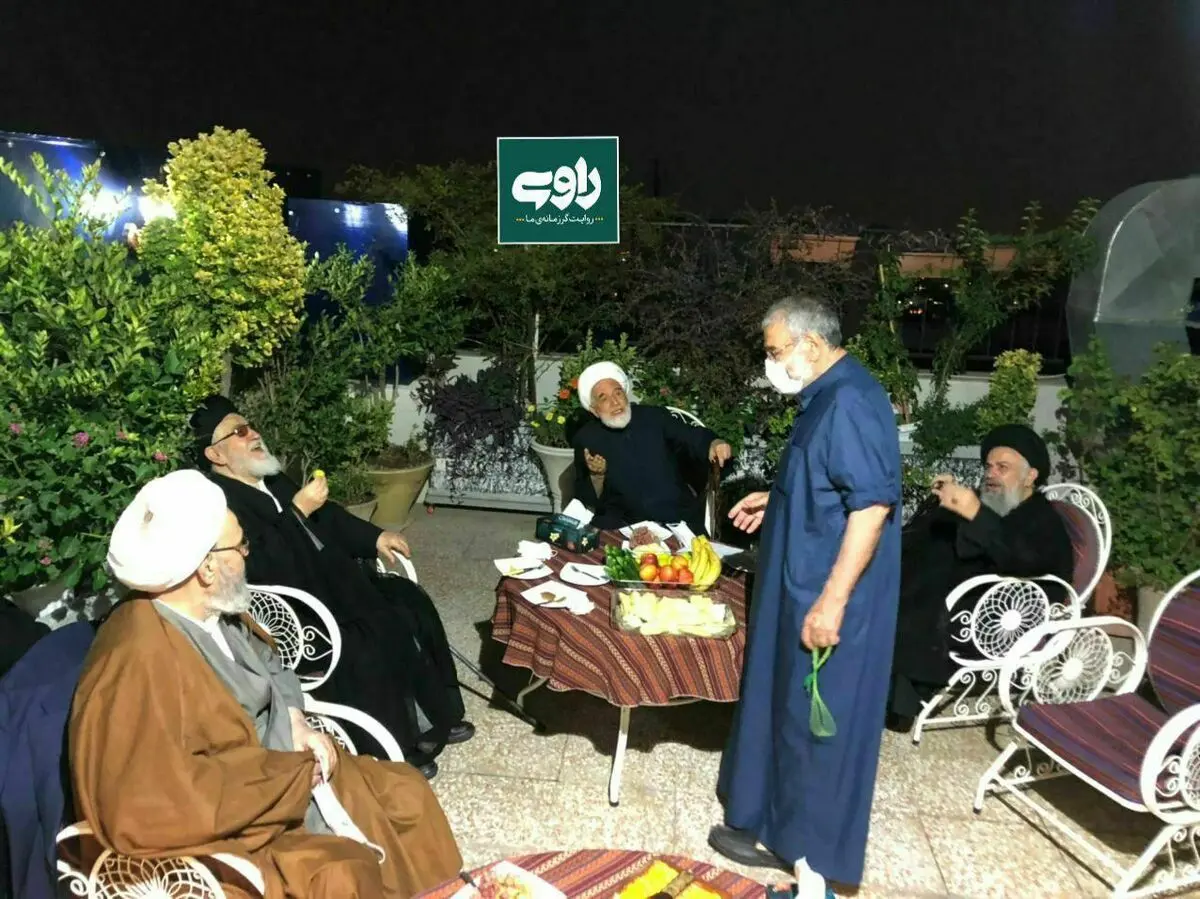 تصویر حضور مهدی کروبی در منزل قدرت الله علیخانی