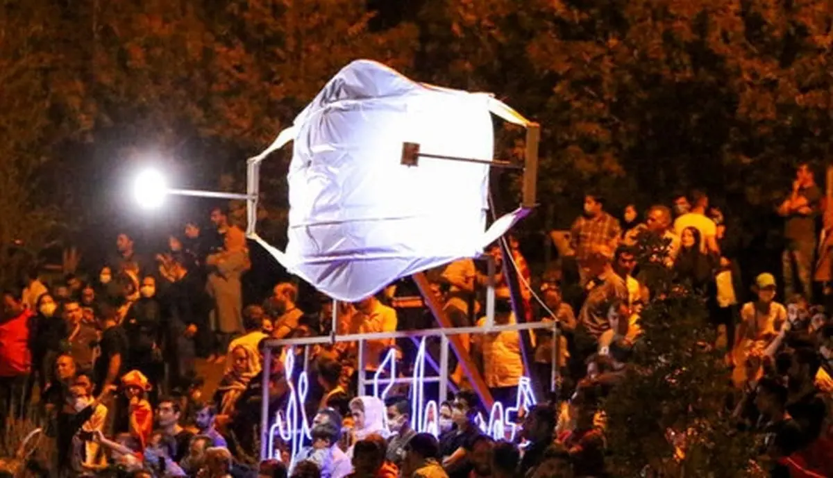 عکس روز/ ماسک بزرگ نشانه نزدن است!