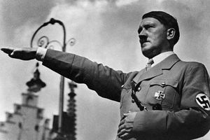 تصویر مردی که دستش را برای احترام به هیتلر بلند نکرد!