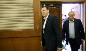 تاج زیر تیغ مجلس