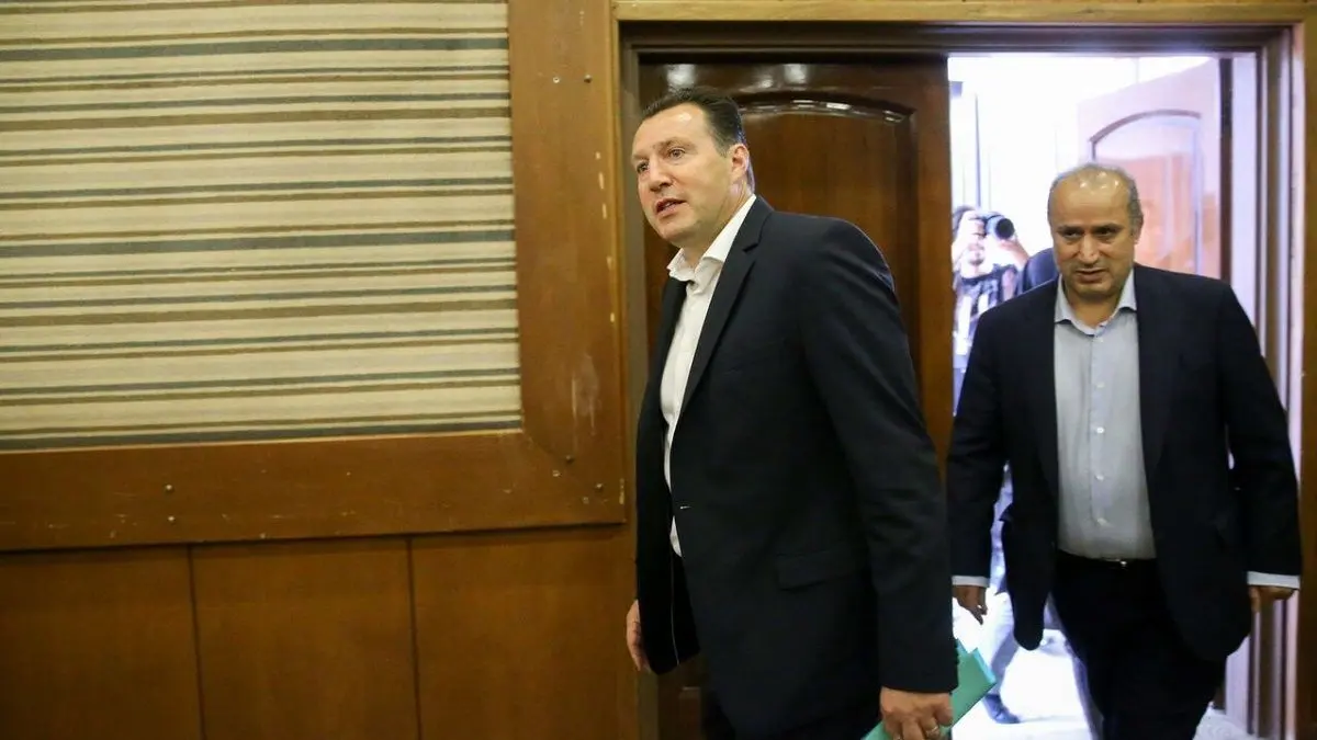 تاج زیر تیغ مجلس