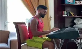 هنرنمایی رامین رضاییان با آهنگ معروف پارتیزان‌های ایتالیایی/ ویدئو