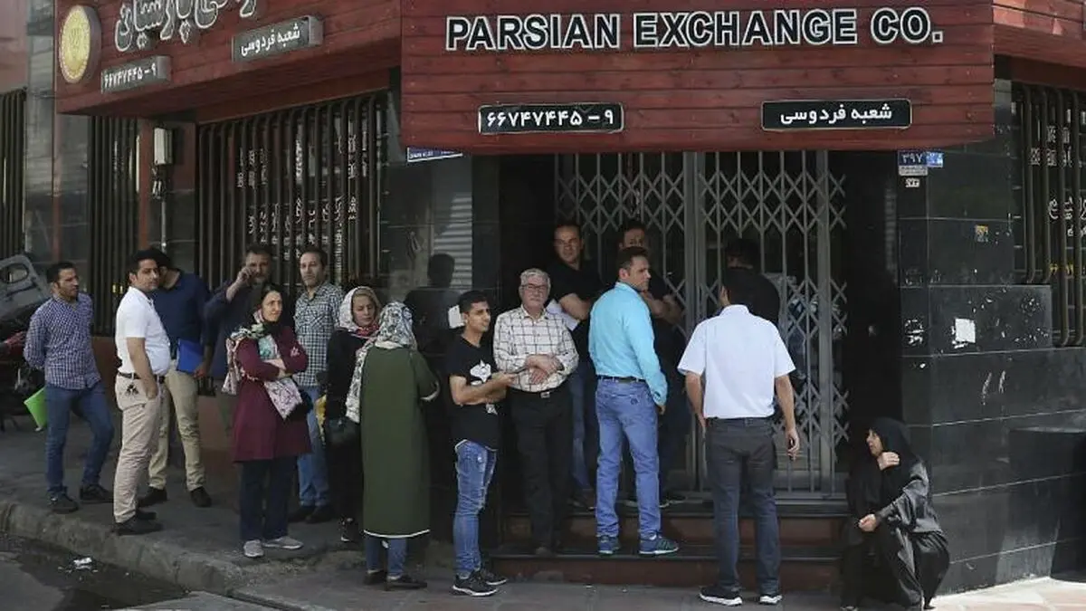 پیشروی یورو به سوی۳۰ هزارتومان؛ فاصله نرخ آزاد و رسمی دلار از ۲ هزارتومان گذشت 