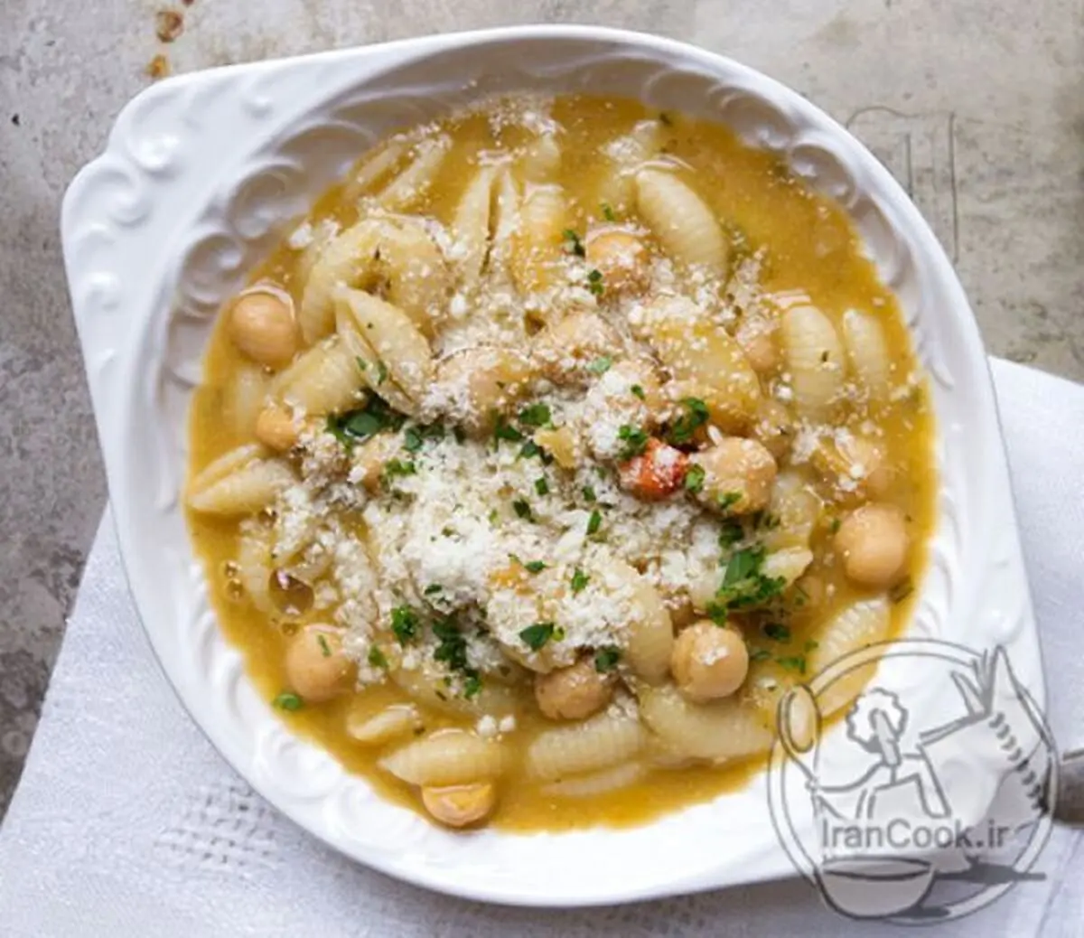 سوپ پاستا و نخود