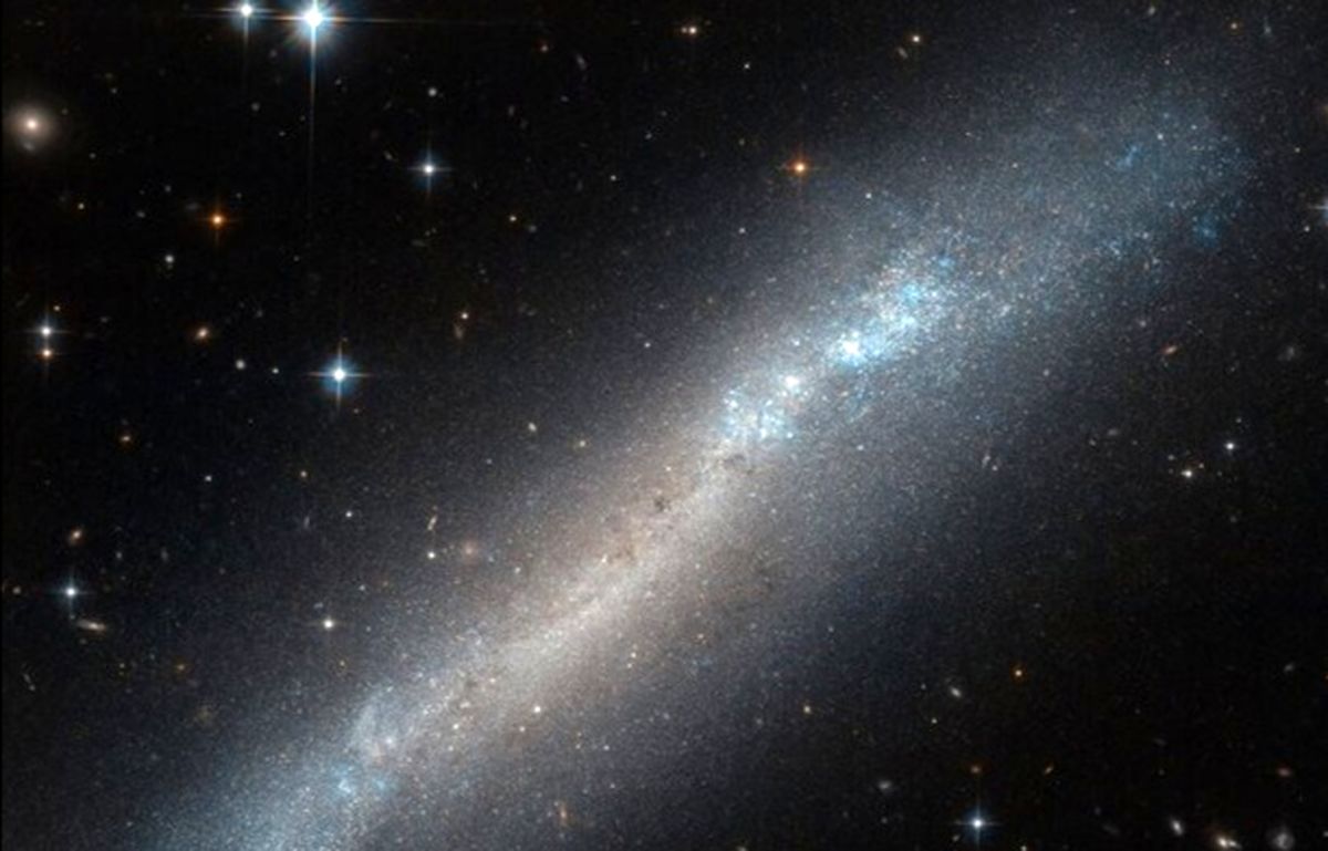 کهکشانی که فقط لبه بیرونی آن قابل مشاهده است