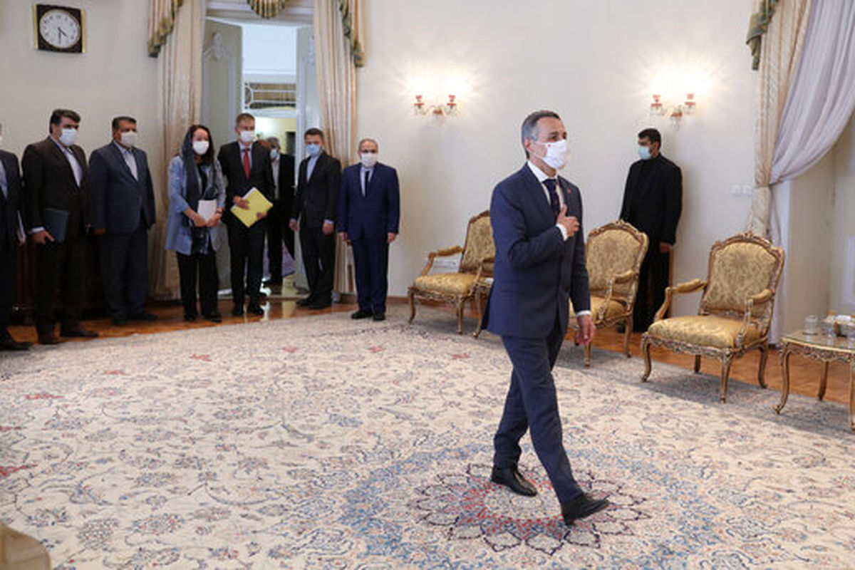 ماجرای کراوات جنجالی وزیرخارجه سوییس چه بود؟/ عکس