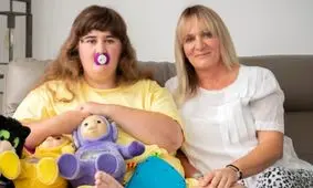 رفتارهای خاص دختر ۱۹ ساله‌ای که ذهن ۱۰ ماهه دارد