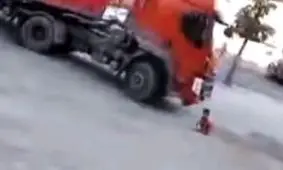 زیر گرفتن دلخراش بچه ۶ ساله توسط راننده تریلی/ ویدئو